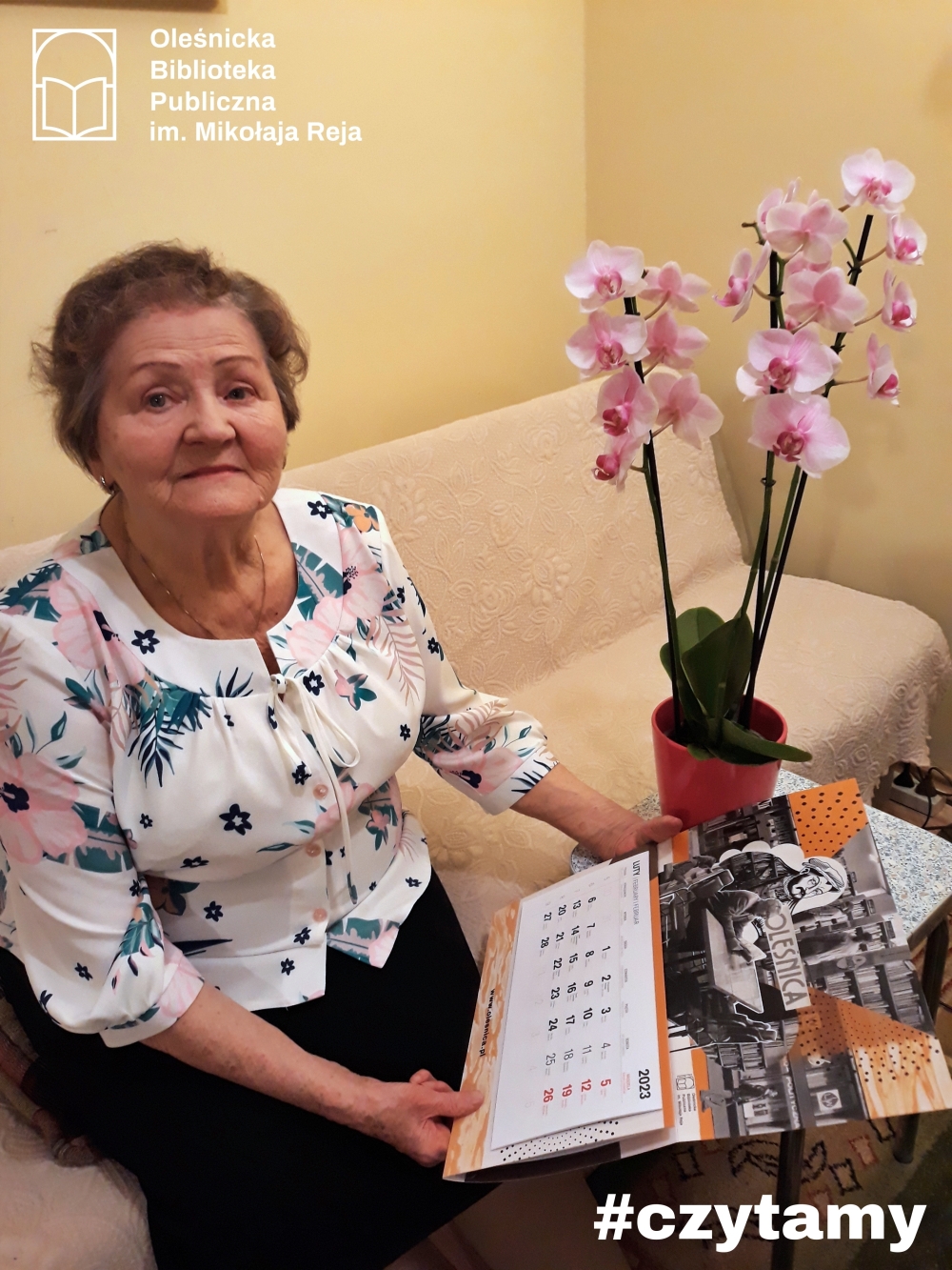 Pani Maria Niczypor - wdowa po Panu Edwardzie - z egzemplarzem bibliotecznego kalendarza. Autorką fotografii jest Pani Lucyna Niczypor-Sutuła.